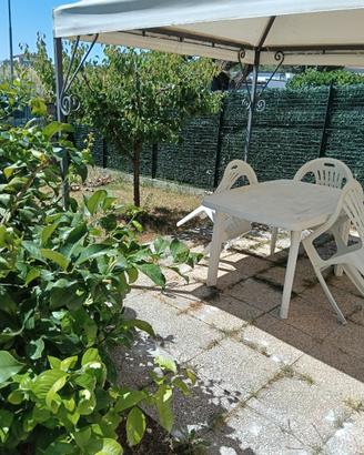 Davanti al mare con giardino