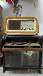 Radio e mobile con giradisci a scomparsa