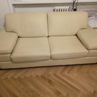 Divano in pelle , due tavolini