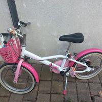 Bici rosa con cestino