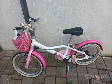 Bici rosa con cestino