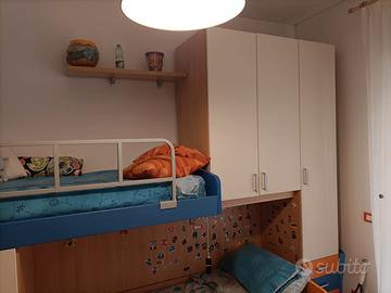 camera  soppalco con scala contenitore con 3 letti