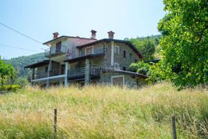 SOLUZIONE INDIPENDENTE CON TERRENO DI 25000 MQ