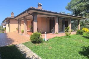 Villa di 245 m² con più di 5 locali e box auto dop