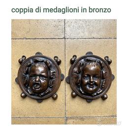 Coppia di medaglioni in bronzo