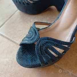 sandali con zeppa blu