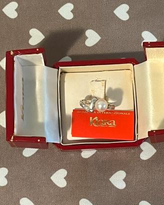 Anello Kiara Oro Bianco Perla e Brillantini Box