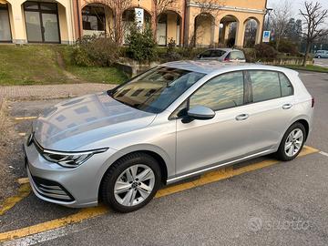 Volkswagen Golf 8 1.0 eTSI 110 CV