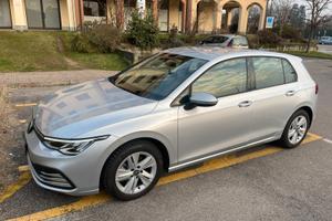 Volkswagen Golf 8 1.0 eTSI 110 CV