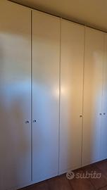 Armadio bianco in legno truciolato