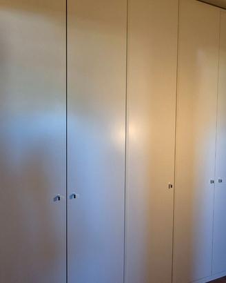 Armadio bianco in legno truciolato