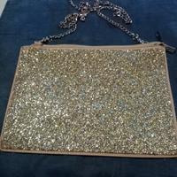 Borsa tracolla con catenella. 