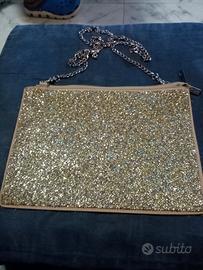 Borsa tracolla con catenella. 