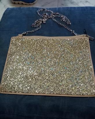 Borsa tracolla con catenella. 