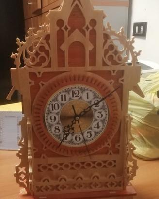 Orologio fatto a mano con traforo