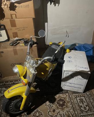 Mini moto con casco
