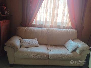 Divano beige in vera pelle 3 posti.