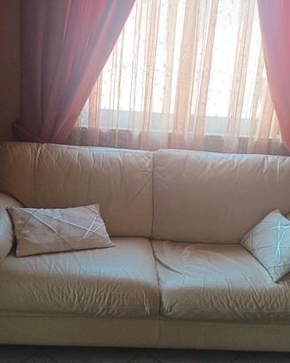 Divano beige in vera pelle 3 posti.