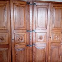 Armadio arte povera con comodini e comodini