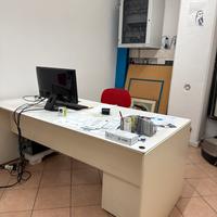 Scrivania con cassettiera