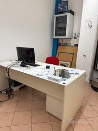 Scrivania con cassettiera