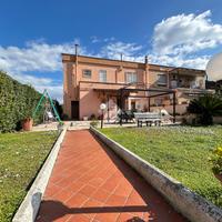 PORZIONE DI BIFAMILIARE A LATINA