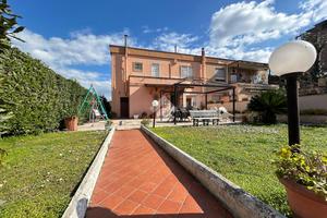 PORZIONE DI BIFAMILIARE A LATINA