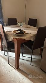 Tavolo da pranzo con sedie
