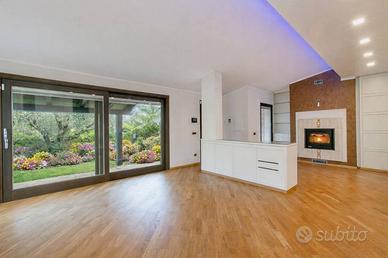 Villa di 200 m² con 4 locali e box auto a Pomezia
