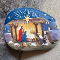 Presepe dipinto a mano su sasso . misure13 x 10 cm