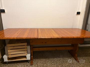 Tavolo in legno massiccio