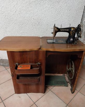 Macchina da cucire Necchi anni 60
