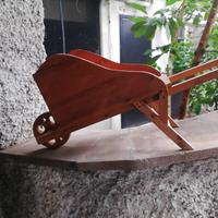 carriola in legno fungente da fioriera