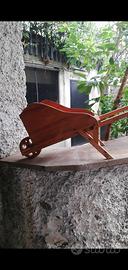 carriola in legno fungente da fioriera