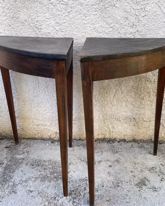 Doppi tavoli ad angolo e tanti mobili eleganti