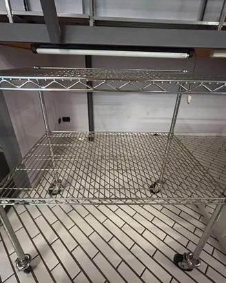 scaffale in acciaio cromato su ruote