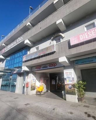 Immobile di 883 m² con 2 locali a Morlupo