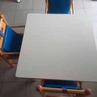 tavolo con seggioloni in legno