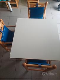 tavolo con seggioloni in legno