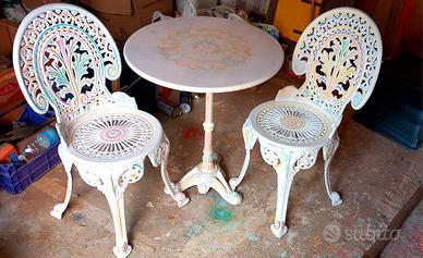 tavolino e sedie in alluminio.