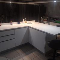 cucina con isola e pensili