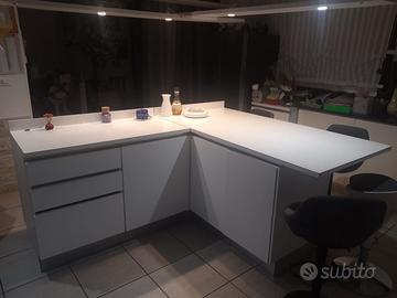 cucina con isola e pensili