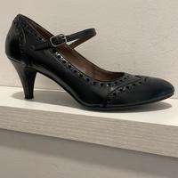 scarpa decolletè lavorata con cinturino