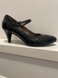 scarpa decolletè lavorata con cinturino