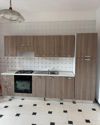 Cucina completa di elettrodomestici