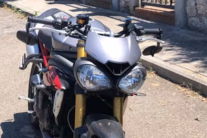Stupenda Triumph speed triple R