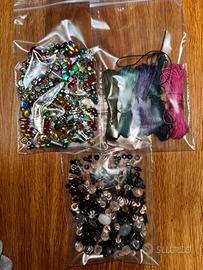 Kit braccialetti e collane con perline e cordini