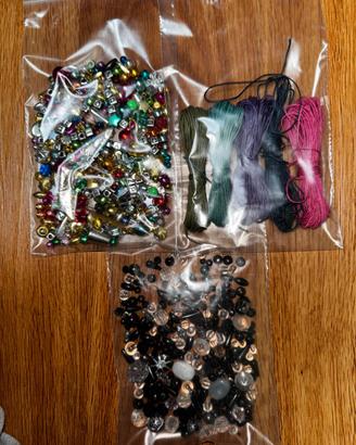 Kit braccialetti e collane con perline e cordini