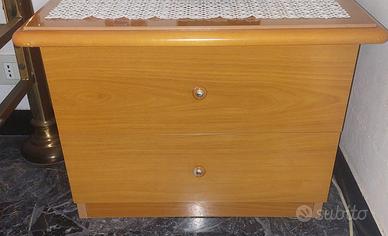 Coppia di Comodini in Legno Chiaro con 2 Cassetti