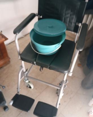sedia a rotelle con wc per anziani